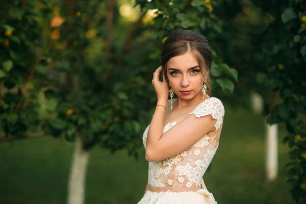 Chica en vestido de novia. Hermosa chica en el jardín —  Fotos de Stock