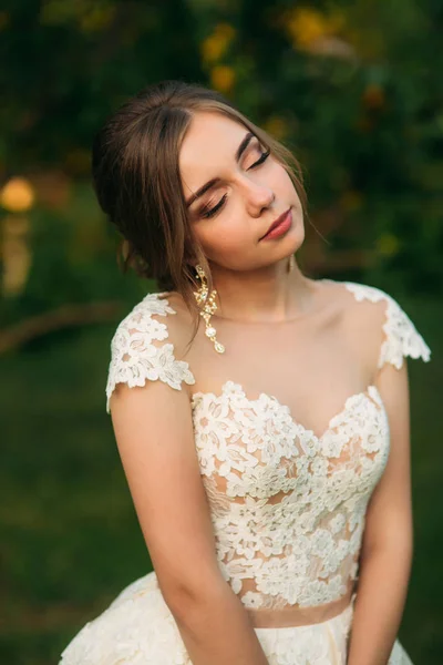 Une fille en robe de mariée. Belle fille dans le jardin — Photo