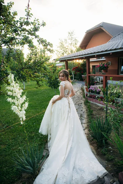 Mädchen im Hochzeitskleid. schönes Mädchen im Garten — Stockfoto