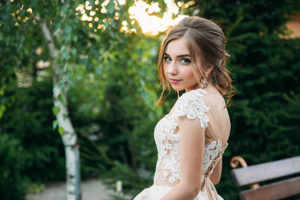 Chica en vestido de novia. Hermosa chica en el jardín —  Fotos de Stock