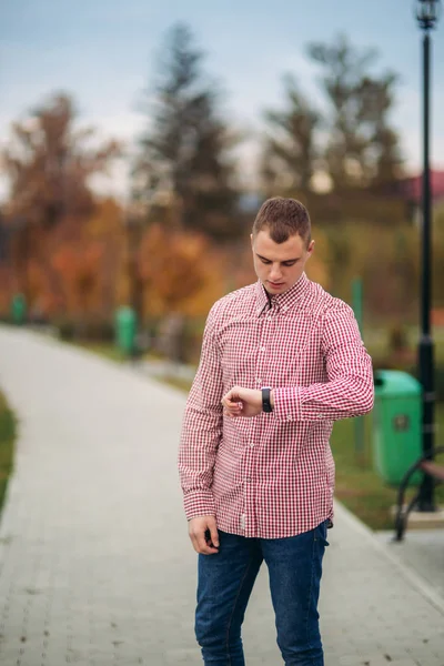 Un tipo estupendo mira el reloj. — Foto de Stock