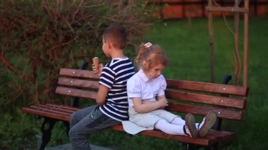 Bir dondurma yeme ve kız arıyor iken bankta oturan çocuk