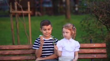 Bir dondurma yeme ve kız arıyor iken bankta oturan çocuk