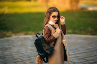 Sonbahar kat fotoğrafçısına poz, küçük kız. Altın sonbahar