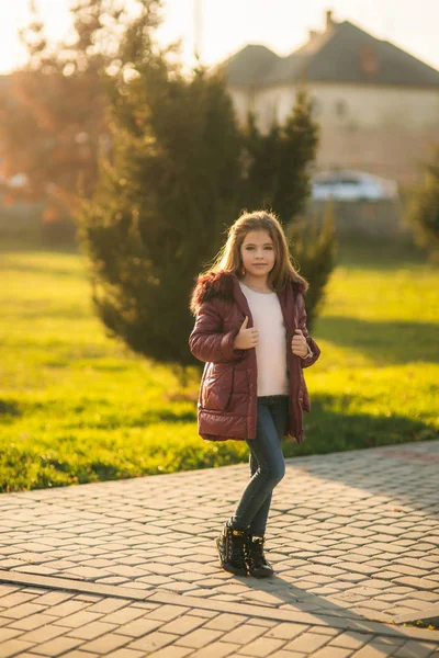 Klein meisje in de herfst jas poseren voor de fotograaf. Gouden herfst — Stockfoto