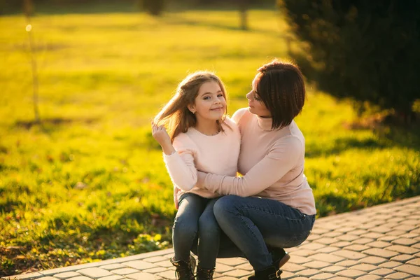 Kleines Mädchen mit Mutter in Bluse, das im Herbst im Park spazieren geht. Goldener Herbst. — Stockfoto