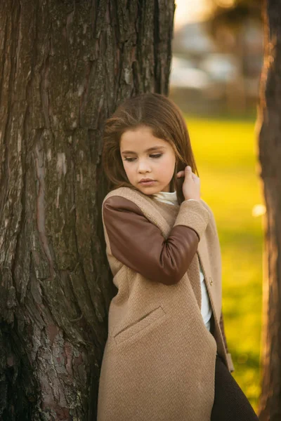 Kleines Mädchen im Herbstmantel posiert für Fotografen. Goldener Herbst — Stockfoto