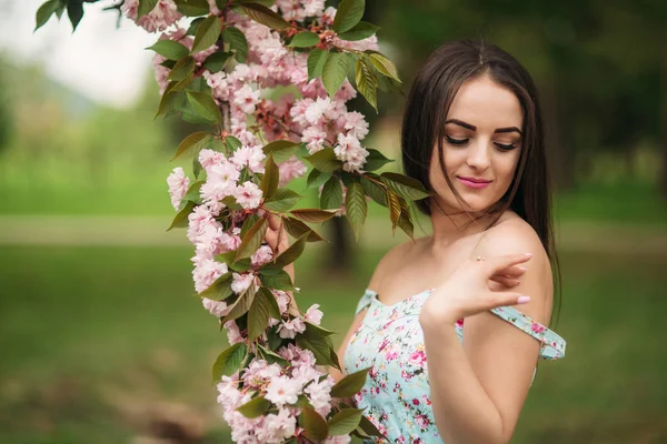 Çiçek açan ağaçlar yakınındaki güzel kız — Stok fotoğraf