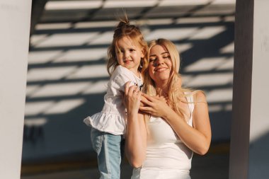 Anne kızıyla yaz güneşli bir günde çalış.