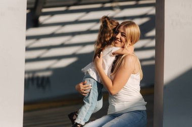 Anne kızıyla yaz güneşli bir günde çalış.