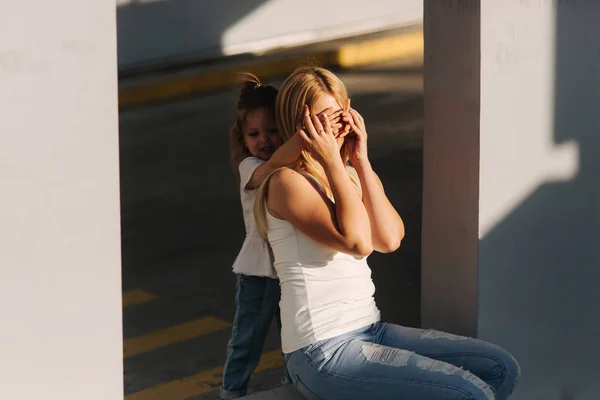 Mom plays with her daughter on a summer sunny day — Stock Photo, Image