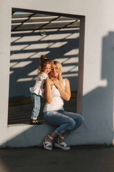 Mutter spielt mit ihrer Tochter an einem sonnigen Sommertag — Stockfoto