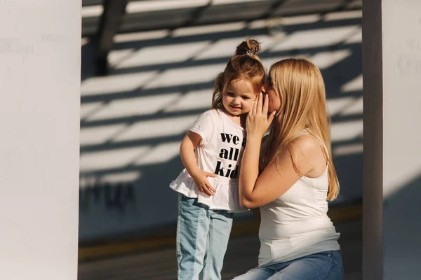 Máma si hraje s její dcerou na letní slunečný den — Stock fotografie