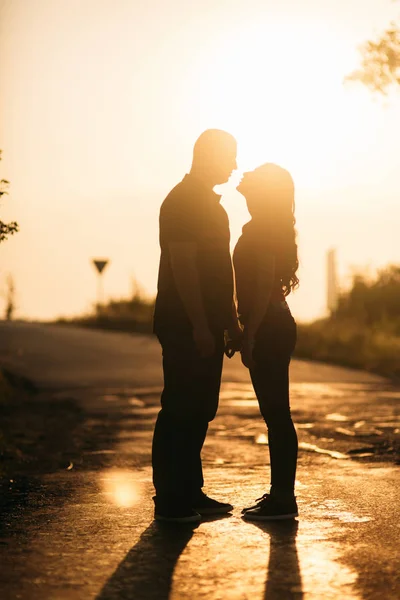 Silhouette eines schönen Paares im Sonnenuntergang — Stockfoto