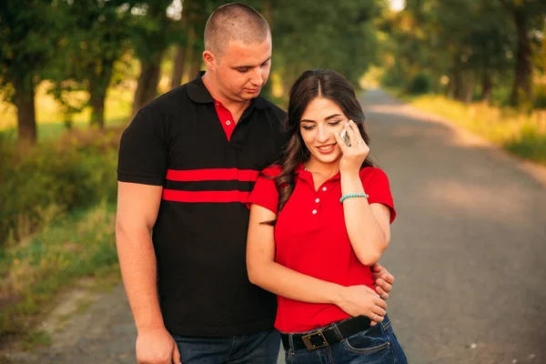 Lleno de amor elegante hermosa pareja joven en un bosque de hadas —  Fotos de Stock