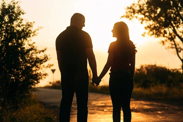 Silhouette de beau couple sur le coucher du soleil — Photo