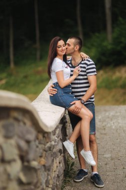 Birlikte vakit aşık genç çift büyük eski bridge yakınındaki