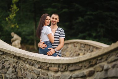 Birlikte vakit aşık genç çift büyük eski bridge yakınındaki