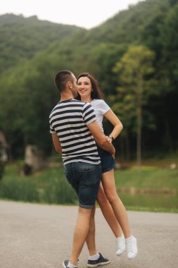 Güzel çift göl yakınındaki parkta yürüyüş