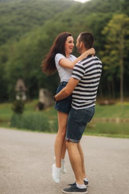 Güzel çift göl yakınındaki parkta yürüyüş