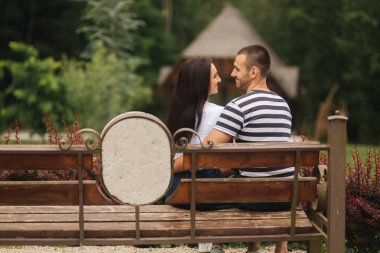 Bir adam ve bir kız birbirlerine bankta oturur ve romantik bir atmosfer keyfini çıkarın