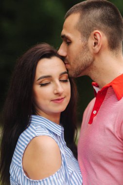 Güzel çift göl yakınındaki parkta yürüyüş