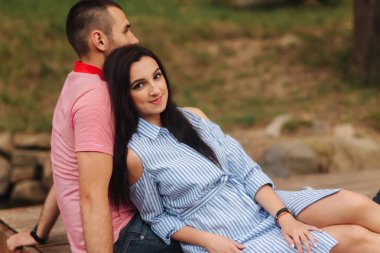 Bir adam ve bir kız romantik bir atmosferde, iskele oturur hoşlanıyoruz