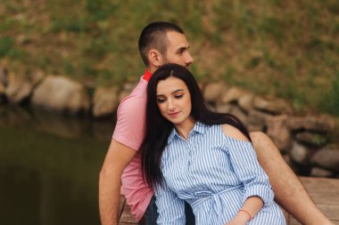 Bir adam ve bir kız romantik bir atmosferde, iskele oturur hoşlanıyoruz