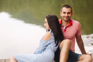 Bir adam ve bir kız romantik bir atmosferde, iskele oturur hoşlanıyoruz