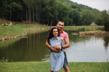 Eğlenceli, gülümseme ve dans çift var