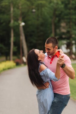 Eğlenceli, gülümseme ve dans çift var
