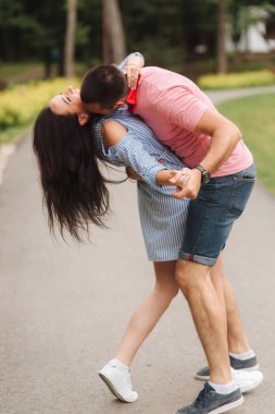 Eğlenceli, gülümseme ve dans çift var