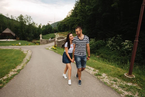 Jeune couple amoureux passer du temps ensemble près du grand vieux pont — Photo