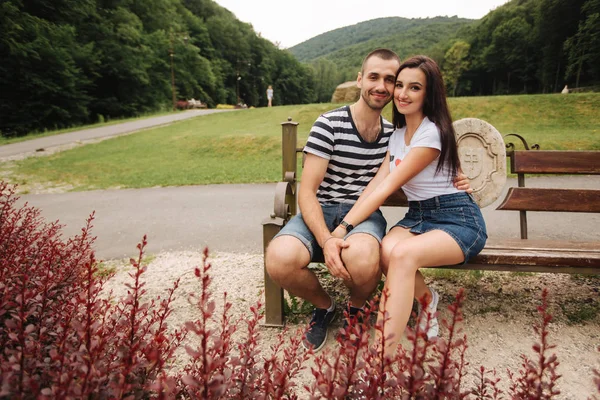 Bir adam ve bir kız birbirlerine bankta oturur ve romantik bir atmosfer keyfini çıkarın