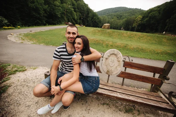 Bir adam ve bir kız birbirlerine bankta oturur ve romantik bir atmosfer keyfini çıkarın