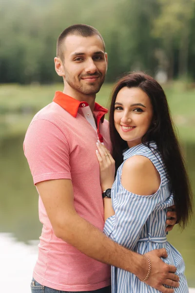 Hermosa pareja caminando en el parque cerca del lago —  Fotos de Stock