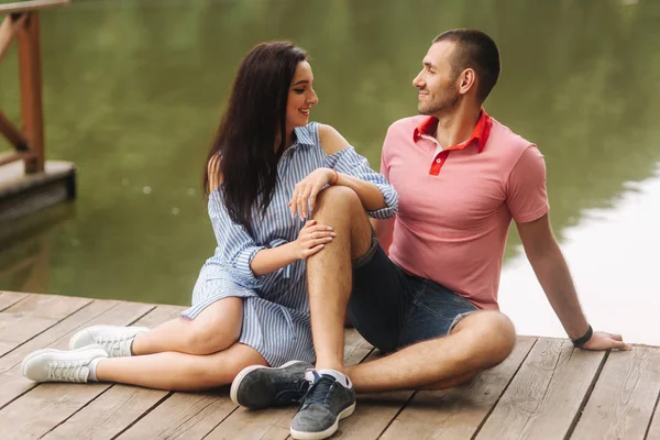 Bir adam ve bir kız romantik bir atmosferde, iskele oturur hoşlanıyoruz