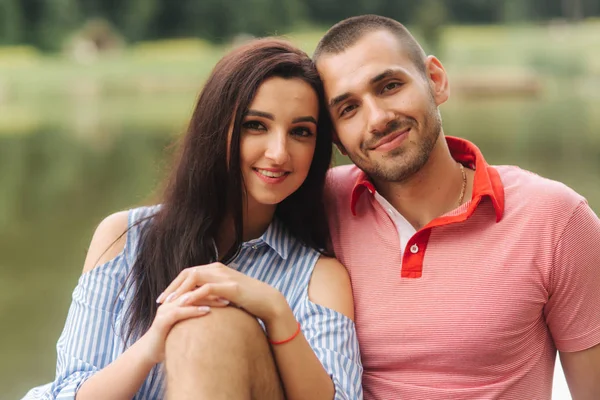 Bir adam ve bir kız romantik bir atmosferde hoşlanıyoruz