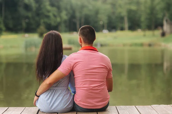 Chlap a holka si navzájem v romantické atmosféře — Stock fotografie