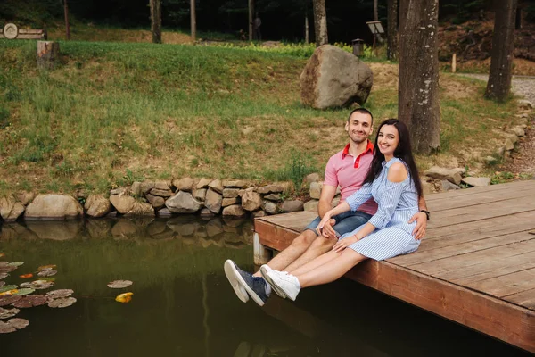 Bir adam ve bir kız romantik bir atmosferde hoşlanıyoruz