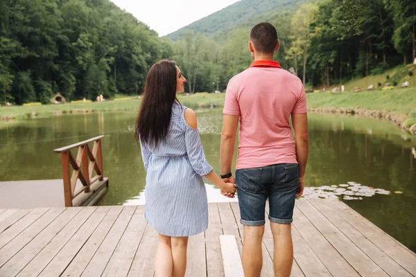 Beau couple marchant dans le parc près du lac — Photo