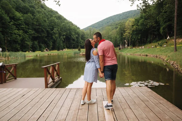 Güzel çift göl yakınındaki parkta yürüyüş