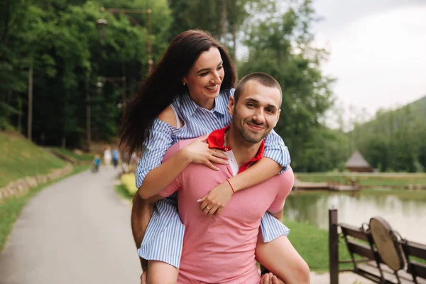 Güzel çift göl yakınındaki parkta yürüyüş