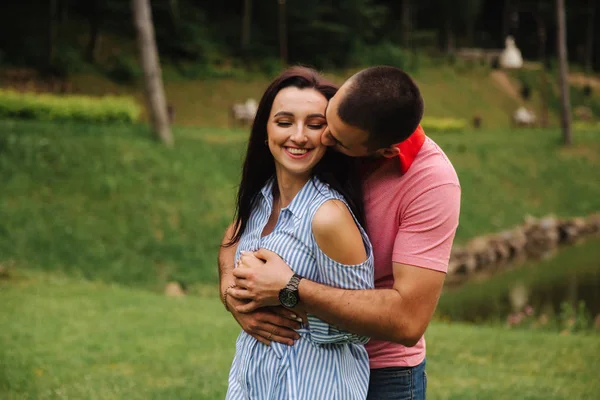 Eğlenceli, gülümseme ve dans çift var