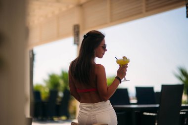 Kokteyl ile kadın silüeti. Yaz saati