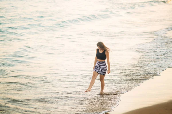 Dama camina por la costa — Foto de Stock