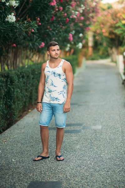Mosolygott férfi nadrág és ing a nyári séta a park közelében — Stock Fotó