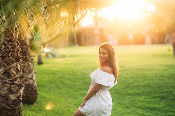 Közelében a palm nyáron fehér ruhás hölgy — Stock Fotó