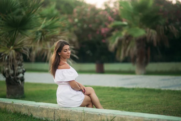 Dama en vestido blanco cerca de la palma en verano — Foto de Stock