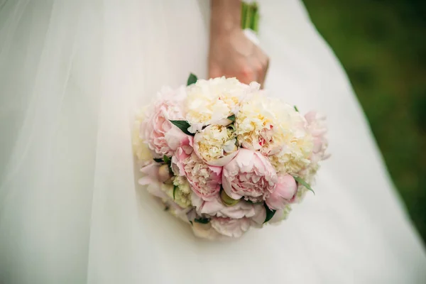 Krásná nevěsta kytici držet v rukou — Stock fotografie
